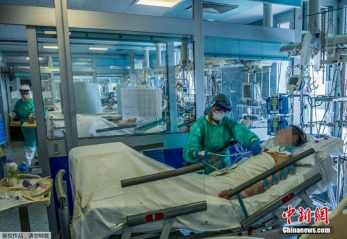 当地时间3月23日，意大利米兰东南部的克雷莫纳医院重症监护室，医护人员正在为感染新冠状肺炎的重症患者治疗。