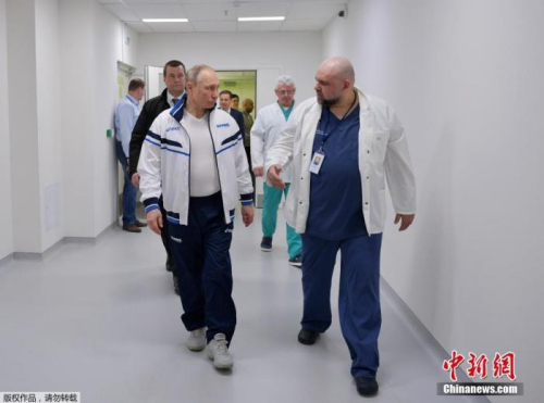 当地时间3月24日，俄罗斯总统普京在莫斯科郊区视察一家治疗新冠肺炎患者的医院。