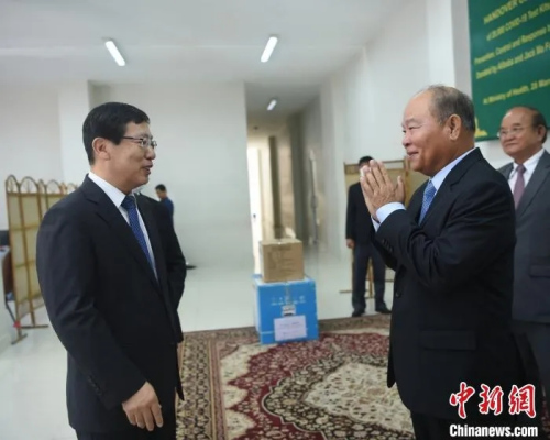 图为柬卫生部大臣曼本亨(右)向中国驻柬埔寨大使王文天(左)表示感谢。　黄耀辉 摄