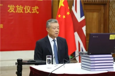 驻英国大使馆发放“健康包”。（图片来源：中国驻英国使馆网站）