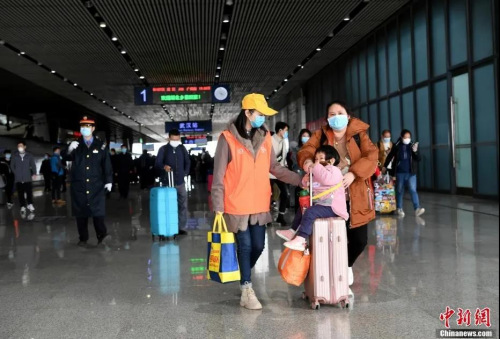 资料图：武汉恢复各火车站到达业务 首列外省终到武汉列车抵达 安源摄