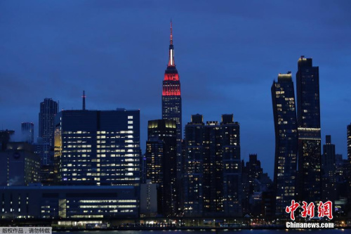 当地时间3月31日，美国纽约帝国大厦点亮红色和白色灯光致敬医疗工作者。