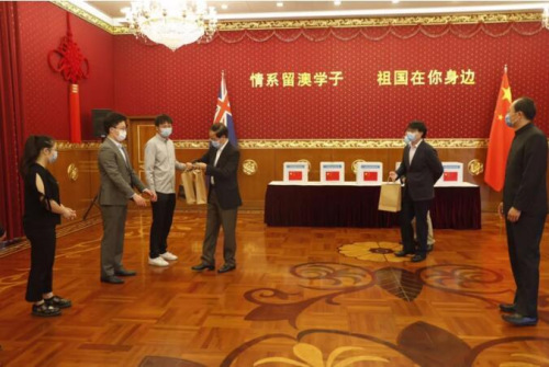 驻澳大利亚使馆给中国留学生们发放“健康包”。(驻澳大利亚使馆网站图)