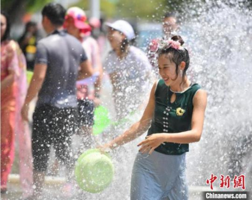 图为2019年的云南德宏泼水节，民众欢度节日（资料图）。　刘冉阳　摄