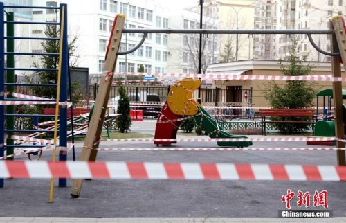 当地时间3月30日，莫斯科所有市民从当日起，不分年龄开始在家自我隔离。图为居民小区中的休闲设施已被封闭。<a target='_blank' href='http://www.chinanews.com/'>中新社</a>记者 王修君 摄