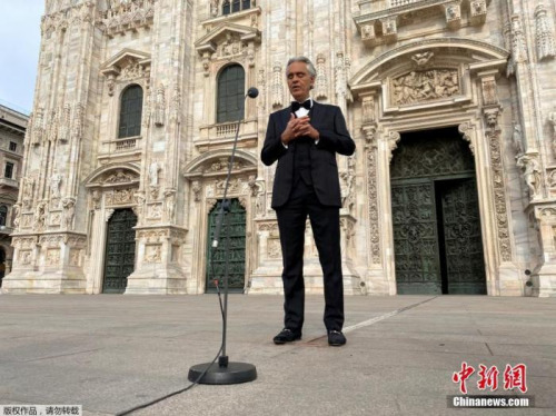 当地时间4月12日，复活节当天，意大利北部伦巴第大区首府米兰，著名盲人男高音歌唱家安德烈·波切利在米兰大教堂内进行了一场特别的“独唱”表演。