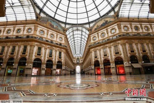 当地时间3月12日，意大利米兰市中心空无一人的维托里奥·埃马努埃莱二世购物中心。
