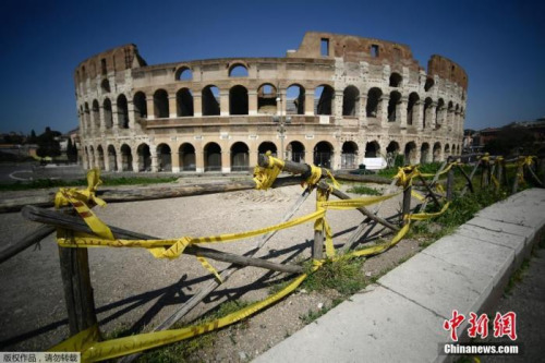 当地时间4月10日，罗马体育馆纪念碑外围用警戒带固定。意总理孔特当天表示，原定4月13日结束的全国“封城”措施将延长到5月3日。