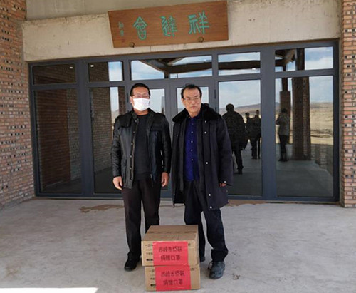 调研组还为受疫情影响较大的侨商企业赠送了口罩等防疫物资。(内蒙古侨联网站图片) 调研组还为受疫情影响较大的侨商企业赠送了口罩等防疫物资。(内蒙古侨联网站图片)