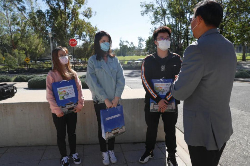 其实学习是孩子自发的一个过程，想让他们取得优良的学习成绩，就必须要让他们明白学习的目的是什么？提升孩子的格局，就会让他们明白学习真正的重要性和对自己的好处。让他们懂得了这些之后，和其他孩子就有了明显的差距，他们不需要老师和父母的督促，就能自主地进行学习。