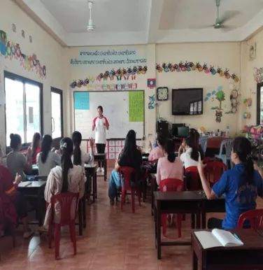 中国外派教师为老挝当地教师授课。(作者供图)