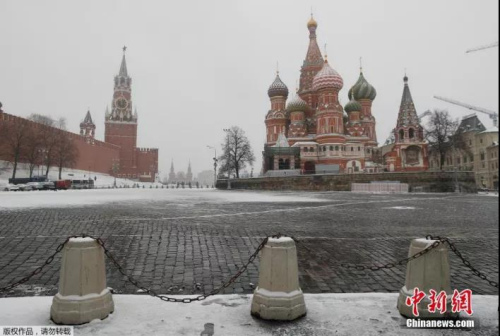 资料图：疫情下寂静正午的莫斯科红场。