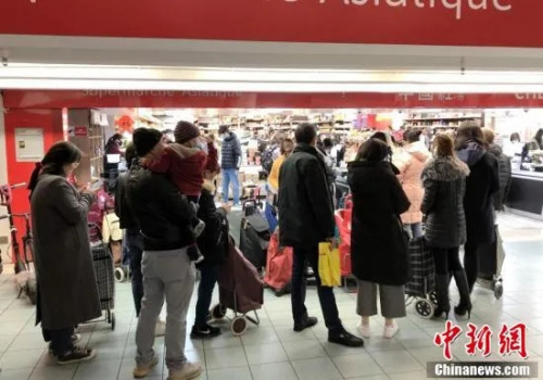 大批民众在巴黎的超市排队抢购生活必需品。<a target='_blank' href='http://www.chinanews.com/'>中新社</a>记者 李洋 摄