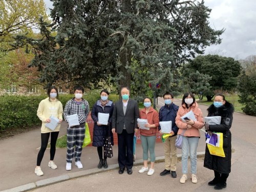 中国驻法国大使馆为留法学子送去“健康包”。(中国驻法国大使馆网站)