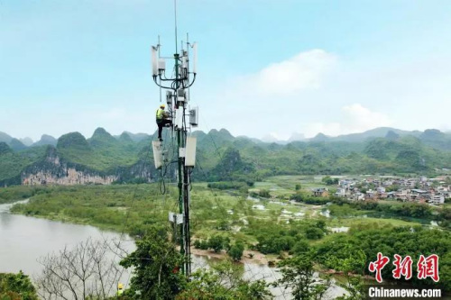 资料图：图为 5G基站建设。