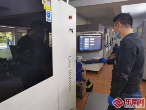 工人通过数控3D打印机器生产样品。东南网记者 谢玉妹 摄