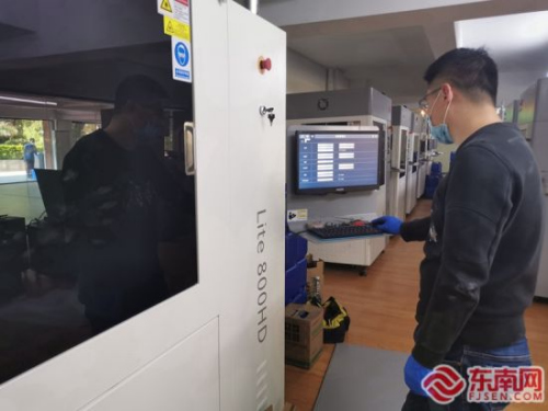工人通过数控3D打印机器生产样品。东南网记者 谢玉妹 摄 工人通过数控3D打印机器生产样品。东南网记者 谢玉妹 摄