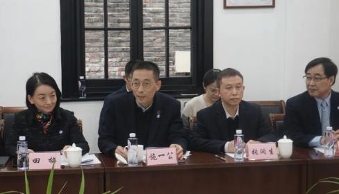 省欧美同学会会长施一公主持座谈会，省委统战部副部长张润生汇报有关工作（图片来源：浙江省委统战部））