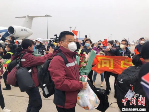 中国政府赴俄罗斯抗疫医疗专家组平安凯旋。刘秉鑫 摄 中国政府赴俄罗斯抗疫医疗专家组平安凯旋。刘秉鑫 摄