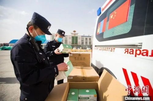 内蒙古援助蒙古国第二批抗疫防控物资从二连口岸出境。郭鹏杰 摄