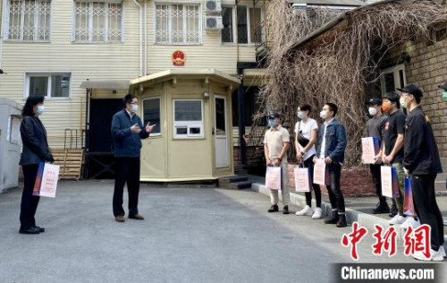 当地时间5月2日,中国驻符拉迪沃斯托克总领馆举行简短仪式,向领区所有在校中国留学生和孔子学院教师发放健康包。中国驻符拉迪沃斯托克总领事闫文滨(左二)在发放健康包时讲话。 中国驻符拉迪沃斯托克总领馆 供图 中国驻符总领馆 摄 当地时间5月2日,中国驻符拉迪沃斯托克总领馆举行简短仪式,向领区所有在校中国留学生和孔子学院教师发放健康包。中国驻符拉迪沃斯托克总领事闫文滨(左二)在发放健康包时讲话。 中国驻符拉迪沃斯托克总领馆 供图 中国驻符总领馆 摄