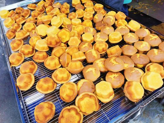 台城一小食店现做现卖的南瓜蛋糕. 李晓春 摄 台城一小食店现做现卖的南瓜蛋糕. 李晓春 摄