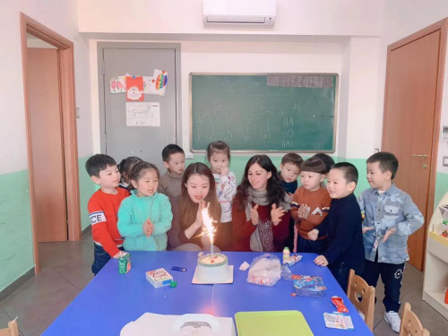 徐跃娉和意大利中意学校的孩子们一起庆祝生日。(受访者供图)