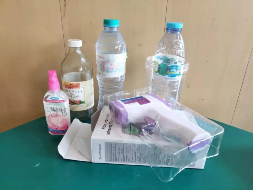 印尼泗水新中三语学校为外派老师们发放的防疫物资。(受访者供图)