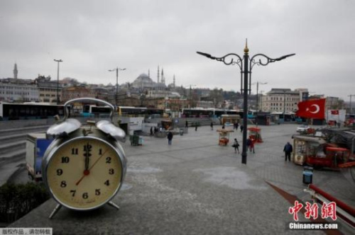 资料图：土耳其伊斯坦布尔，艾米诺努地区的街道上摆放着一只巨大的时钟。