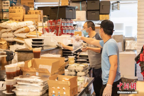 “盐语”厨房的创办者明方全与员工一起检查食物。<a target='_blank' href='http://www.chinanews.com/'>中新社</a>记者 刘关关 摄 “盐语”厨房的创办者明方全与员工一起检查食物。<a target='_blank' href='http://www.chinanews.com/'>中新社</a>记者 刘关关 摄