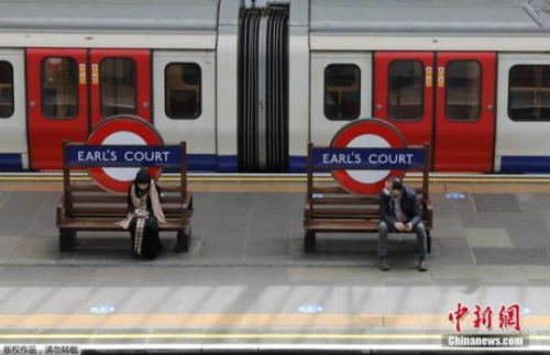 当地时间5月11日，英国伦敦，出行的市民坐在伯爵法院站的长凳上。