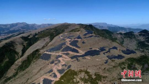 资料图:航拍四川省凉山彝族自治州喜德县农光牧光一体光伏扶贫电站。刘忠俊 摄 资料图:航拍四川省凉山彝族自治州喜德县农光牧光一体光伏扶贫电站。刘忠俊 摄