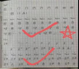 给学生批改作业(作者供图)