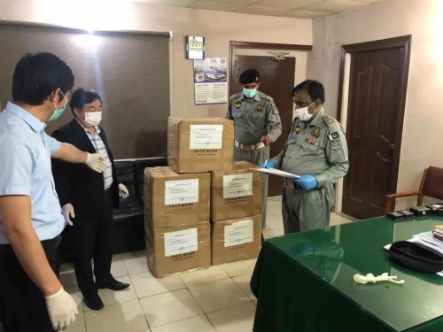 　巴基斯坦华侨华人协会向伊斯兰堡交警捐赠口罩。受访者供图。