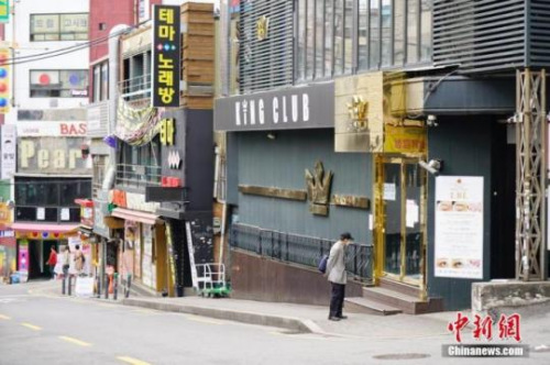 　　5月10日，韩国首尔梨泰院街区。韩国首尔梨泰院酒吧集体感染蔓延，首尔市政府于9日对全市娱乐场所发出“禁令”。截至10日中午统计，已有50多个确诊病例与酒吧集体感染有关。 <a target='_blank' href='http://www.chinanews.com/'>中新社</a>记者 曾鼐 摄