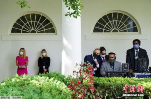 　当地时间5月11日，美国白宫举行了关于新冠肺炎的新闻发布会，白宫新闻秘书和其他白宫工作人员、记者以及美国军方成员，均佩戴口罩出现在白宫玫瑰花园参加发布会。
