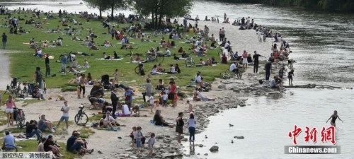 　资料图：德国慕尼黑的伊萨尔河附近，人们在河边享受暖春天气。