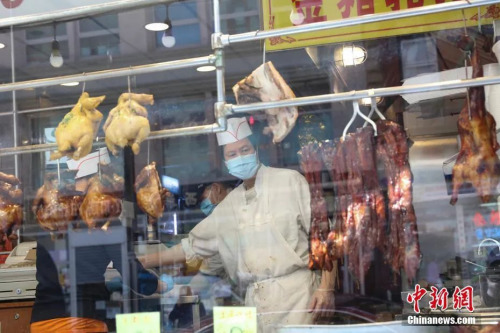 　资料图：纽约曼哈顿唐人街一家恢复营业的烧腊店为人们提供外卖服务。<a target='_blank' href='http://www.chinanews.com/'>中新社</a>记者廖攀 摄