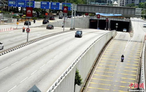 　　资料图：马来西亚政府实施“行动限制令”，首都吉隆坡街头车辆稀疏。陈悦 摄