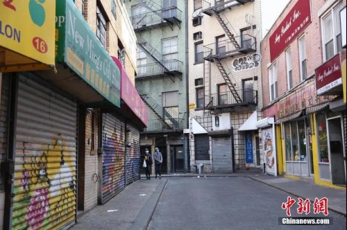 当地时间4月12日，纽约曼哈顿唐人街商铺大门紧闭，行人稀少。<a target='_blank' href='http://www.chinanews.com/'>中新社</a>记者 廖攀 摄