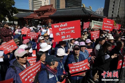 当地时间2月29日，民众在旧金山参加反歧视游行，反对因为新型冠状病毒而歧视华裔人口的行为，支持中国及全球的抗击疫情行动。<a target='_blank' href='http://www.chinanews.com/'>中新社</a>记者 刘关关 摄