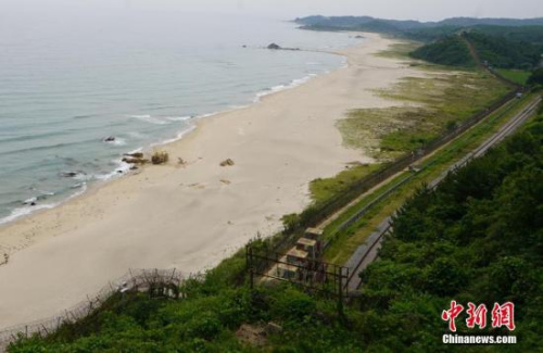 2019年6月，韩国首次向公众开放非军事区徒步游。图为废弃的东海线铁路。<a target='_blank' href='http://www.chinanews.com/'>中新社</a>记者 曾鼐 摄