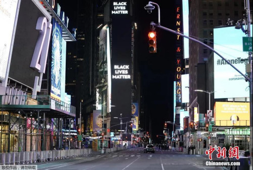 图为纽约警察在封闭的时代广场附近巡逻。(<a target='_blank' href='http://www.chinanews.com/' >中新网</a>)
