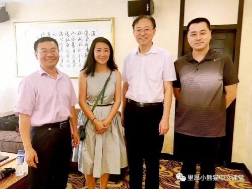 小熊猫学校罗坚校长和暨南大学华文学院院长邵宜教授及其他校领导合影。(中法家庭联合会、小熊猫学校宣传部供图) 小熊猫学校罗坚校长和暨南大学华文学院院长邵宜教授及其他校领导合影。(中法家庭联合会、小熊猫学校宣传部供图)