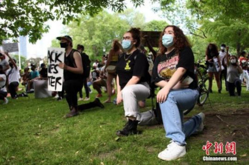 　　资料图：当地时间6月6日，在位于加拿大多伦多的安大略省省议会大楼前，参加反种族主义游行集会的民众单膝下跪，表达反对种族歧视的诉求。 <a target='_blank' href='http://www.chinanews.com/'>中新社</a>记者 余瑞冬 摄