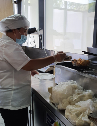 疫情期间，多家中餐厅做足准备工作，保证顾客放心用餐。(“哈萨克斯坦新观察”微信公众号)