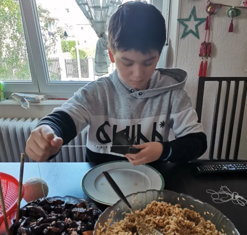 王薇的孩子在包粽子。(受访者供图) 王薇的孩子在包粽子。(受访者供图)