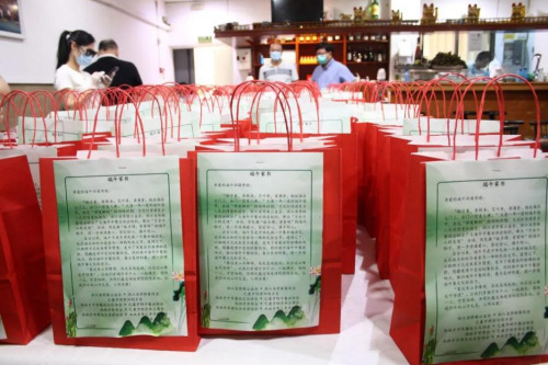 每一份粽子被装在红色的纸袋里,纸袋上还有一封“端午家书”。(受访者供图) 每一份粽子被装在红色的纸袋里,纸袋上还有一封“端午家书”。(受访者供图)