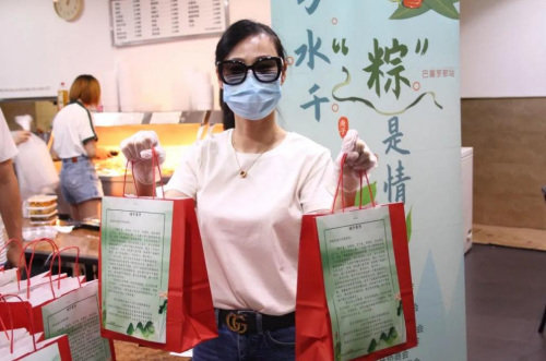 领取到粽子的侨胞拍照“打卡”。(受访者供图) 领取到粽子的侨胞拍照“打卡”。(受访者供图)