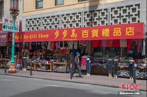 当地时间5月18日，一名戴口罩男子路过美国旧金山华埠一家店铺。<a target='_blank'  data-cke-saved-href='http://www.chinanews.com/' href='http://www.chinanews.com/'>中新社</a>记者 刘关关 摄 